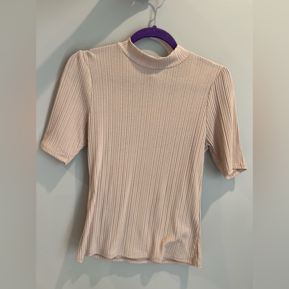 Women’s W5 Cream Ribbed Short Sleeve Top Size Medium GUC